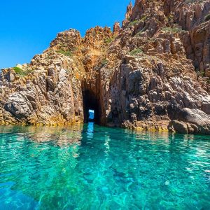 Vue d'une falaise depuis la mer en corse