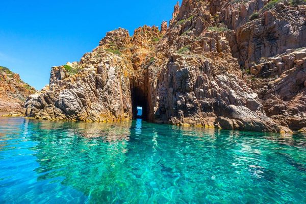 Vue d'une falaise depuis la mer en corse