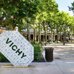 Pancarte avec écrit Vichy au coeur de la ville de Vichy en Auvergne-Rhône-Alpes