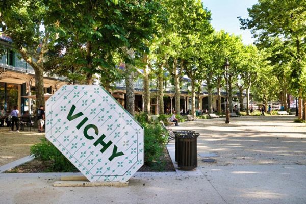 Pancarte avec écrit Vichy au coeur de la ville de Vichy en Auvergne-Rhône-Alpes