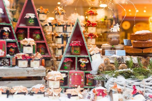 Annecy. FRANCE. Vitrine de Noël d'un magasin de bonbons