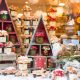 Annecy. FRANCE. Vitrine de Noël d'un magasin de bonbons