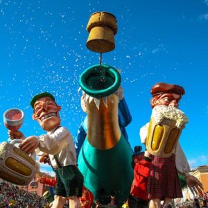 Grande marionnette défilant durant le festival de Nice