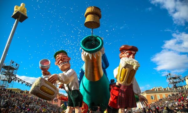 Grande marionnette défilant durant le festival de Nice