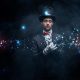 Magicien en costume et chapeau portant des gants dans une pièce sombre et enfumée avec