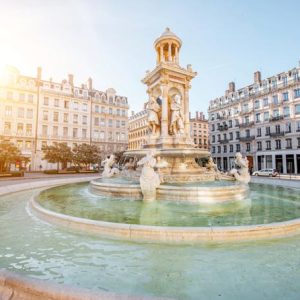 Lyon ville de france, avec gros plan sur une fontaine.