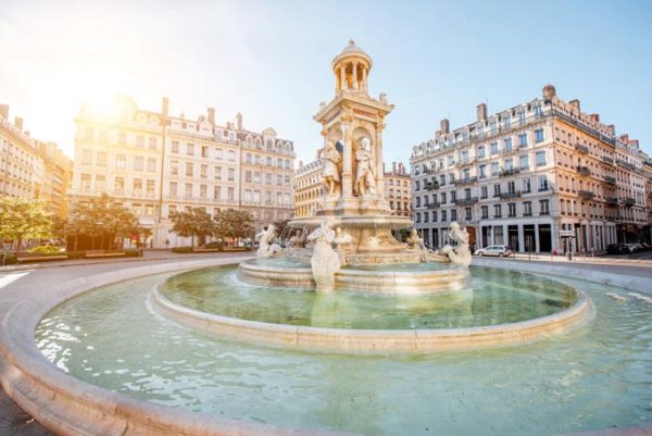 Lyon ville de france, avec gros plan sur une fontaine.