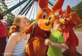 Mascotte kangourou avec des enfants